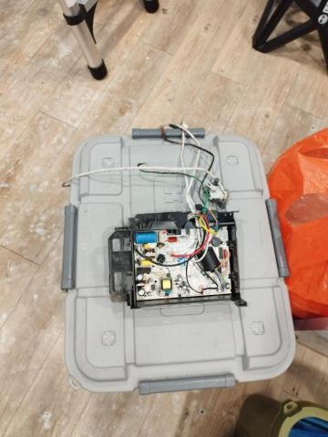 詹宗元 - 冷氣內機板-清除灰塵髒污,避免短路故障 詹宗元 - 冷氣內機板-清除灰塵髒污,避免短路故障
