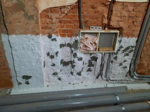 王琮貴（三哥） - 隔壁鄰居廁所漏水～矽酸質防水施工中