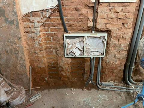 王琮貴（三哥） - 隔壁廁所漏水～牆壁有水痕