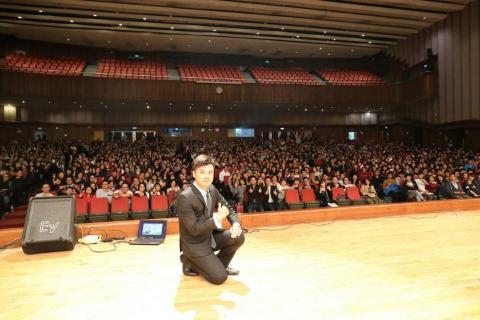 陳柏維 - 柏維受邀至嘉義大學1500人的5小時演講,主題包含:創業與工作心法、目標設定、業務銷售與成交技巧、溝通協調技巧、表達力、領導力 陳柏維 - 柏維受邀至嘉義大學1500人的5小時演講,主題包含:創業與工作心法、目標設定、業務銷售與成交技巧、溝通協調技巧、表達力、領導力