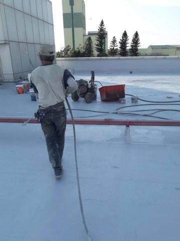 王琮貴（三哥） - 大樓隔熱漆施工中