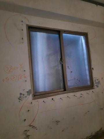 王琮貴（三哥） - 窗台漏水高壓灌注施工中