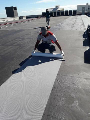 王琮貴（三哥） - 大樓頂樓防水工程撲網作業中，撲好撲滿！