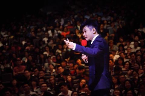 陳柏維 - 柏維受邀至勤益科技大學1600人的5小時演講,主題包含:創業與工作心法、目標設定、業務銷售與成交技巧、溝通協調技巧、表達力、領導力
 陳柏維 - 柏維受邀至勤益科技大學1600人的5小時演講,主題包含:創業與工作心法、目標設定、業務銷售與成交技巧、溝通協調技巧、表達力、領導力