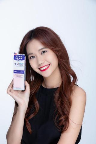 游子晏 - 與蔡依林一同拍攝crest牙膏廣告