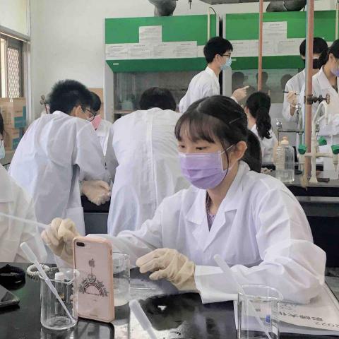 司函玉 - 化學營隊