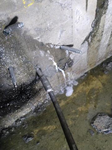 旭泉抓漏工程 - 特殊樹酯將牆內含水逼出來～