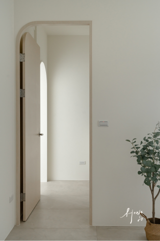 House In空間制作所 - 室內設計｜台南安南｜ 北歐ins風
晨光照亮室內空間✨溫柔似白非白的輕柔色彩
緩慢優雅的映入視野，新的一天再次開啟

即便外在城市喧囂、繁雜，在這裡一切的視覺元素沿著淺大地色的線生長?不同材質間跳脫出屬於他們的獨特，散發出所有輕柔，都揉進了這個恰到好處的風景裡，這是屬於個人心之沈澱秘境?
-
這次空間散發一絲不食人間煙火的輕柔沉靜氣質