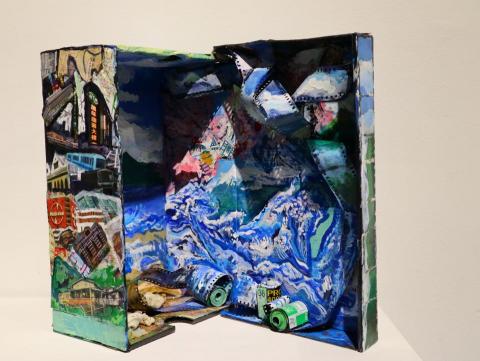 蔡昀庭 - 印象深刻的空間
媒材：復合媒材
年代：2 0 2 1
創作理念：
將印象深刻的景緻， 將廢棄的紙盒
與底片上色與裱裝， 表現材質交錯
與立體層次的變化。紙盒裡表達日
本的意象， 藉由富嶽三十六景的海
浪為聯想。紙盒左側為拼貼台北的
意象。
植物復古裝飾性藝術
媒材：復合媒材
年代：2 0 2 1