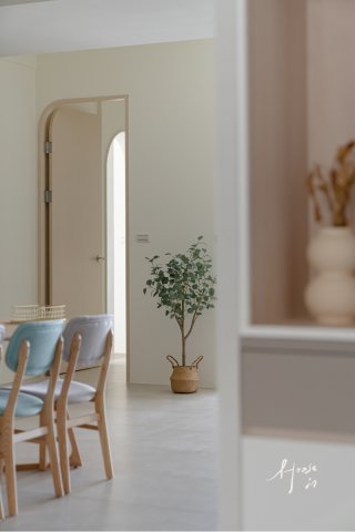 House In空間制作所 - 室內設計｜台南安南｜ 北歐ins風
晨光照亮室內空間✨溫柔似白非白的輕柔色彩
緩慢優雅的映入視野，新的一天再次開啟

即便外在城市喧囂、繁雜，在這裡一切的視覺元素沿著淺大地色的線生長?不同材質間跳脫出屬於他們的獨特，散發出所有輕柔，都揉進了這個恰到好處的風景裡，這是屬於個人心之沈澱秘境?
-
這次空間散發一絲不食人間煙火的輕柔沉靜氣質
