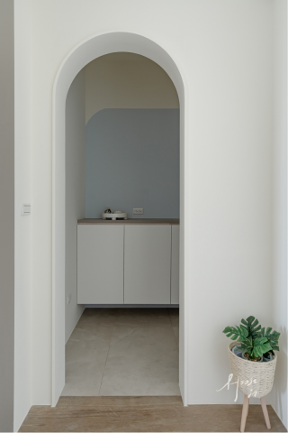 House In空間制作所 - 室內設計｜台南安南｜ 北歐ins風
晨光照亮室內空間✨溫柔似白非白的輕柔色彩
緩慢優雅的映入視野，新的一天再次開啟

即便外在城市喧囂、繁雜，在這裡一切的視覺元素沿著淺大地色的線生長?不同材質間跳脫出屬於他們的獨特，散發出所有輕柔，都揉進了這個恰到好處的風景裡，這是屬於個人心之沈澱秘境?
-
這次空間散發一絲不食人間煙火的輕柔沉靜氣質