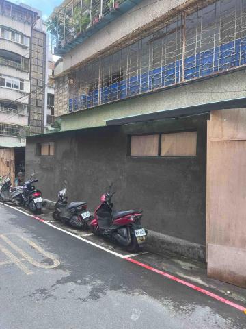 徐秉鴻（鴻中工程行） - 外牆打底後施作抿石子工程