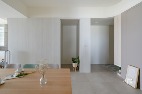 House In空間制作所 - 室內設計｜台南安南｜ 北歐ins風
晨光照亮室內空間✨溫柔似白非白的輕柔色彩
緩慢優雅的映入視野，新的一天再次開啟

即便外在城市喧囂、繁雜，在這裡一切的視覺元素沿著淺大地色的線生長?不同材質間跳脫出屬於他們的獨特，散發出所有輕柔，都揉進了這個恰到好處的風景裡，這是屬於個人心之沈澱秘境?
-
這次空間散發一絲不食人間煙火的輕柔沉靜氣質