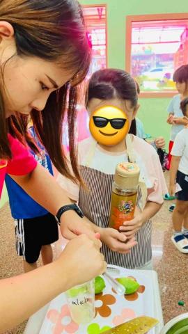 黃郁芯 -  帶領孩子參與活動