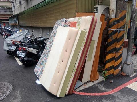 小澤搬家貨運 - 大型家具下樓,專業排放 小澤搬家貨運 - 大型家具下樓,專業排放