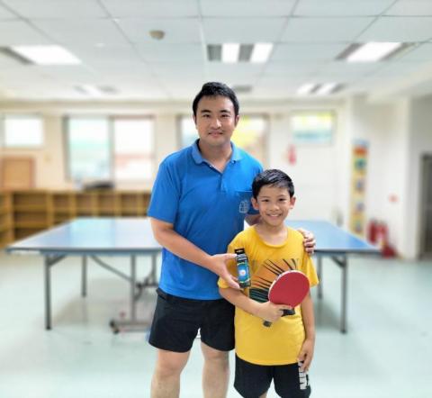 張敬彬 - 美國小孩，在美國找不到資源學桌球，暑假隨著媽媽回台南學球