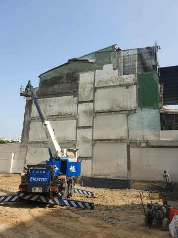 王琮貴（三哥） - 外牆防水工程施工中