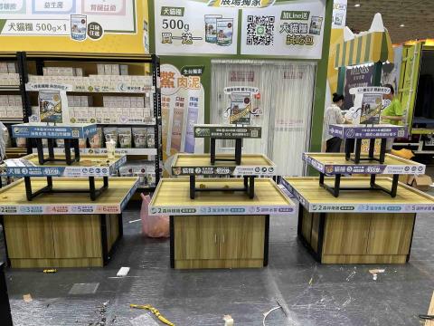 職人傢俱組裝 - 7/6南港展覽館施工的中島展示架帶櫃