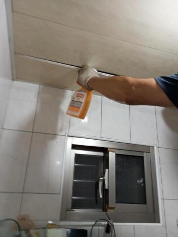 嘉澤滅鼠封堵防治工程 - 原本未看現場需開孔,經現場堪查後可拆燈座,但天花板有間隙可取出死鼠後再把間隙填補後,在將死鼠除臭滅菌殺蛆後味道消除 嘉澤滅鼠封堵防治工程 - 原本未看現場需開孔,經現場堪查後可拆燈座,但天花板有間隙可取出死鼠後再把間隙填補後,在將死鼠除臭滅菌殺蛆後味道消除