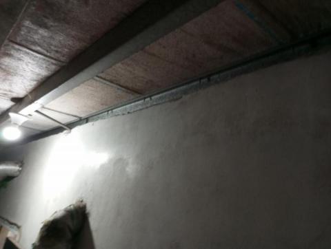 嘉澤滅鼠封堵防治工程 - 詳細檢查老鼠室外鐵皮屋進入天花板孔洞 嘉澤滅鼠封堵防治工程 - 詳細檢查老鼠室外鐵皮屋進入天花板孔洞