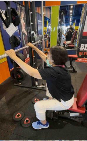 蔡千聞Martin - 在大型健身房 時候 74歲大姐 學深蹲 蔡千聞Martin - 在大型健身房 時候 74歲大姐 學深蹲