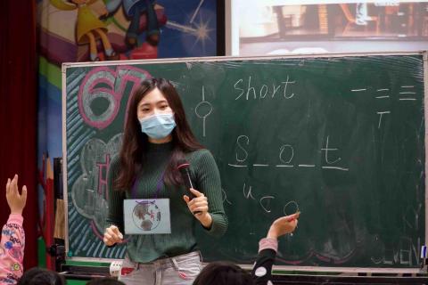 邢長青 - 台中東勢中坑國小中年級英語教學照片