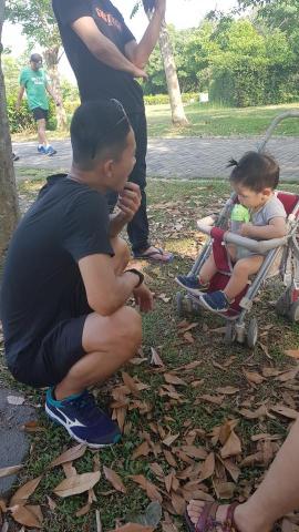 戴婉伃 - 跟家人帶小孩去散步