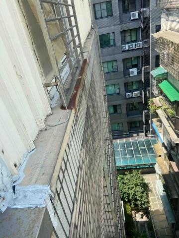 冠承防水工程 - 頂加屋外迎風牆面雖外穿鐵衣，但工序工法有誤、
且全無施作矽利康防漏、導致接縫處、螺絲孔位
滲水順流入內牆c型鋼骨架