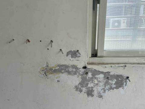 冠承防水工程 - 雖外牆穿鐵衣但整體施工似乎從未考慮過防水問題
處處可見漏水點，窗框直接嵌上C鋼骨架
女兒牆與加蓋內牆之間空隙沒灌漿

魔鬼藏在細節裡、隨著施工的進度
隱藏其中各種缺陷也一一顯現
只能硬著頭皮上，加強實施防水措施
盡力完成止漏防水的工作
並選擇不重新估價不追加工程款、引以為戒
未來現場估價抓漏絕對不能太草率