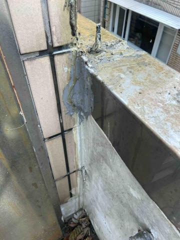 冠承防水工程 - C鋼骨架連接女兒牆之角鐵片施作矽利康填縫
下方c角施作防水針