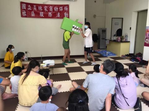 紀欣伶 - （右邊）與同學至家扶中心說演故事和帶手作活動。