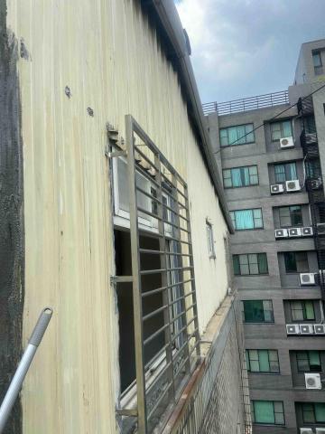 冠承防水工程 - 窗框設計有缺陷，C型鋼骨架開窗尺寸
即是氣密窗尺寸，無嵌縫無泥作無矽利康
窗框周圍C鋼骨架直接外露
一堆螺絲鎖點及空孔位
女兒牆與加蓋室內牆之間留有空隙
穿鐵皮這面牆底整條都是積水壁癌
牆頭鐵皮未能與立面鐵皮兩者搭配發揮作用
甚至無法隔離水氣