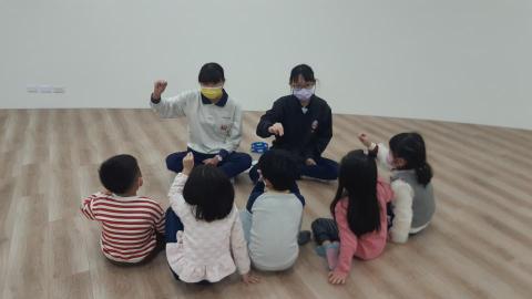 紀欣伶 - （左）製作小論文時進行的試教。