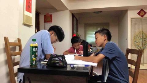 陳柏逸 - 輔導兩個升國中雙胞胎學生的數學