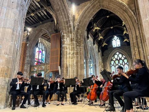 許智禕 - 隨樂團至英國Sheffield Cathedral 演出(本人為照片右一) 許智禕 - 隨樂團至英國Sheffield Cathedral 演出(本人為照片右一)