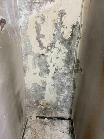 冠承防水工程 - 整面牆慘不忍睹，室內上方的屋頂與水塔及天井
的防水層早在十幾年前就壞的差不多了！
