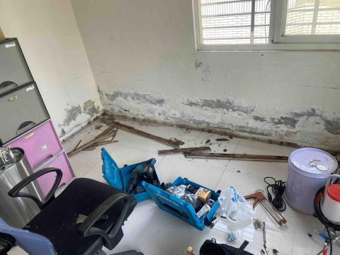 冠承防水工程 - 屋頂女兒牆與加蓋內牆中隔有空隙或空殼、導致漏水兩牆間久積漏水無法排出，造成嚴重壁癌及地板磚彭貢爆裂