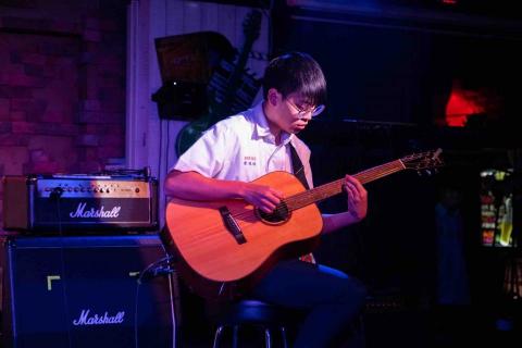 廖逸烜 - 吉他社小成表演，曲目：fight!