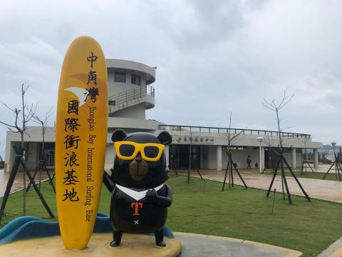 龍達玻璃貼膜商行 - 施工案例
北海岸中角灣衝浪基地玻璃隔熱