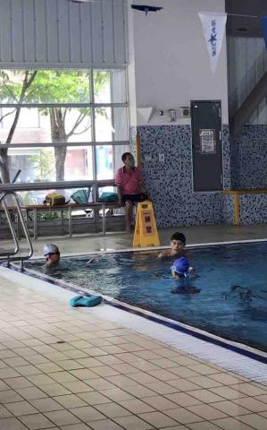 陳柏逸 - 陪小朋友游泳