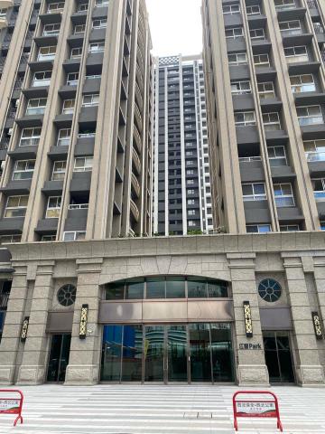 龍達玻璃貼膜商行 - 施工案例
社區大廳 健身房 遊戲室 會議室玻璃隔熱