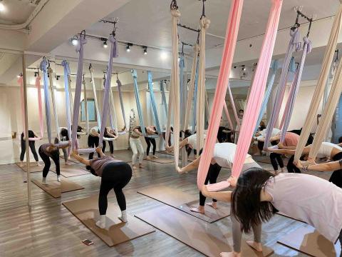 Kerry到府 重量訓練 空中瑜珈 古典芭蕾 - 空中瑜珈教學