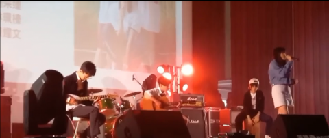 陳耀文 - 風原才藝競賽樂團演出（最左）