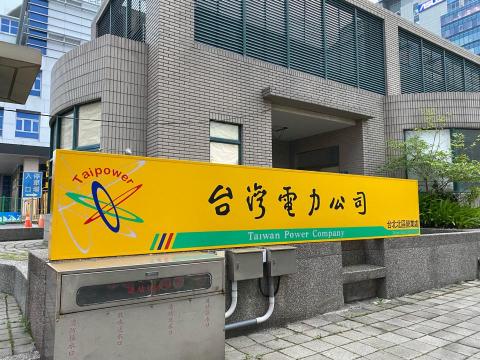 龍達玻璃貼膜商行 - 施工案例
公共工程玻璃貼膜