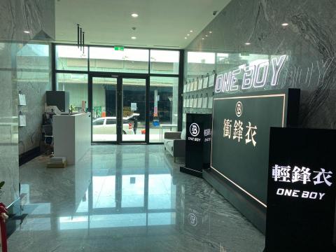 龍達玻璃貼膜商行 - 施工案例
One boy 營運總部大門玻璃隔熱