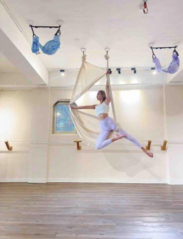 Kerry到府 重量訓練 空中瑜珈 古典芭蕾 - 基礎空中瑜珈