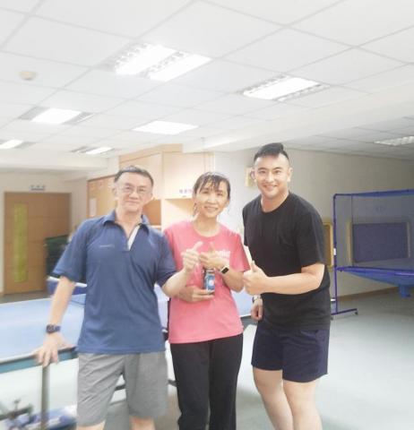 張敬彬 - 一對退休夫婦本身球感還不錯，在球場打球一段時間感覺有點卡關無法進步，經過一套5堂課的步伐基本功訓練後，打球覺得輕鬆自在有自信