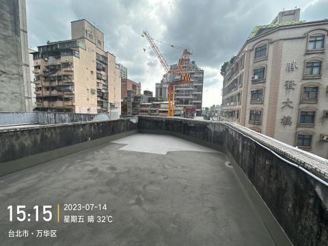 菘宥工程 - 屋頂防水維護保養作業，包含表面清潔、裂縫補修及防水層補強。針對老化區域進行重點處理，延長原有防水層使用年限，避免日後滲漏問題發生。