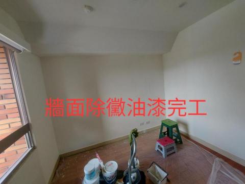 洪偉哲 - 牆面除霉重新油漆在刷防水漆防霉