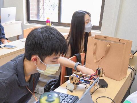 周羿辰 - 臺大電機營機器製作